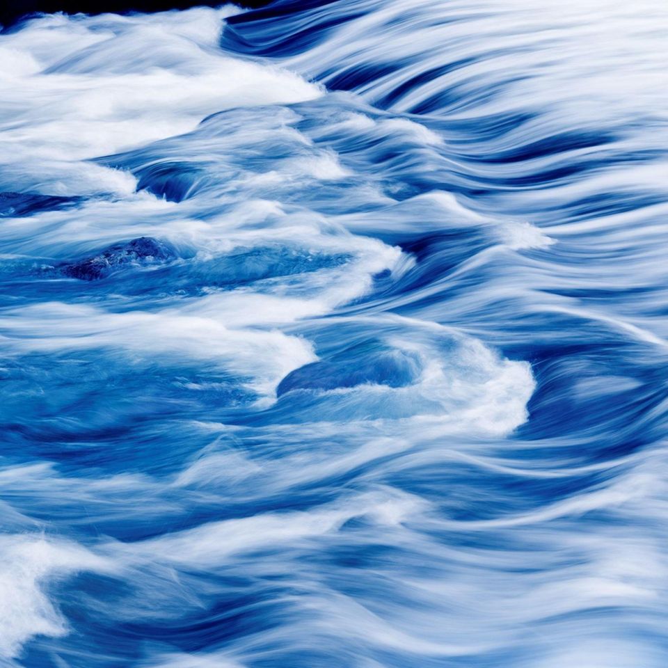 Hohe Wellen entstehen meist weit draußen auf dem Meer und rollen über Hunderte Kilometer hinweg Richtung Land. Erst wenn es flacher wird, brechen die Wasserberge und krönen sich mit Schaum