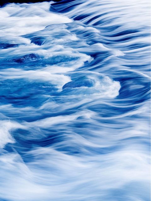 Hohe Wellen entstehen meist weit draußen auf dem Meer und rollen über Hunderte Kilometer hinweg Richtung Land. Erst wenn es flacher wird, brechen die Wasserberge und krönen sich mit Schaum
