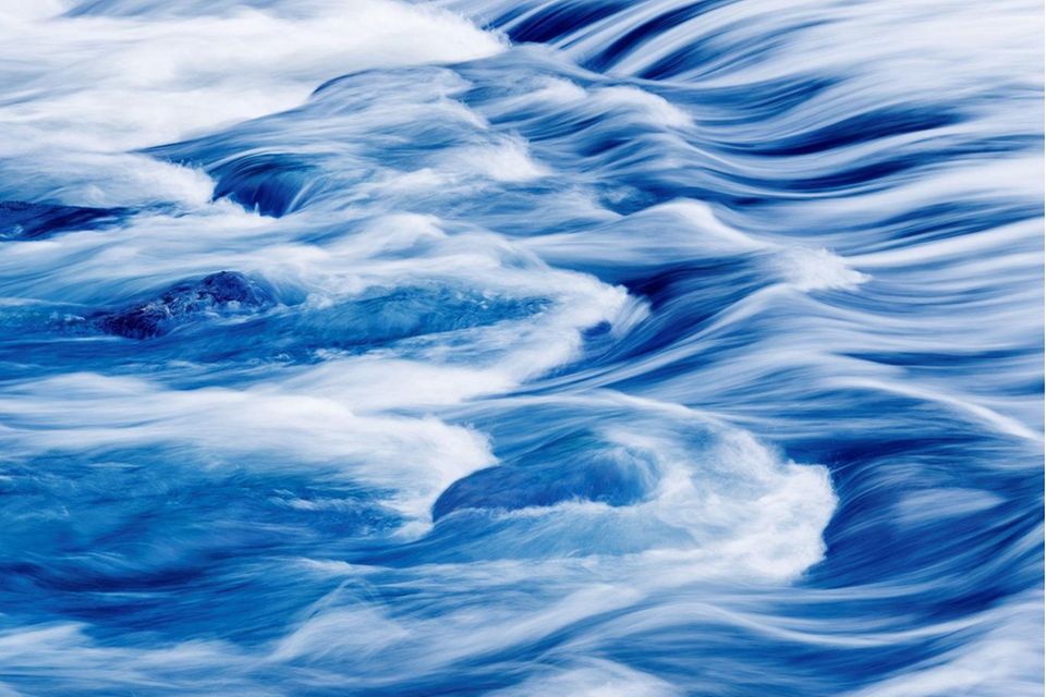 Hohe Wellen entstehen meist weit draußen auf dem Meer und rollen über Hunderte Kilometer hinweg Richtung Land. Erst wenn es flacher wird, brechen die Wasserberge und krönen sich mit Schaum