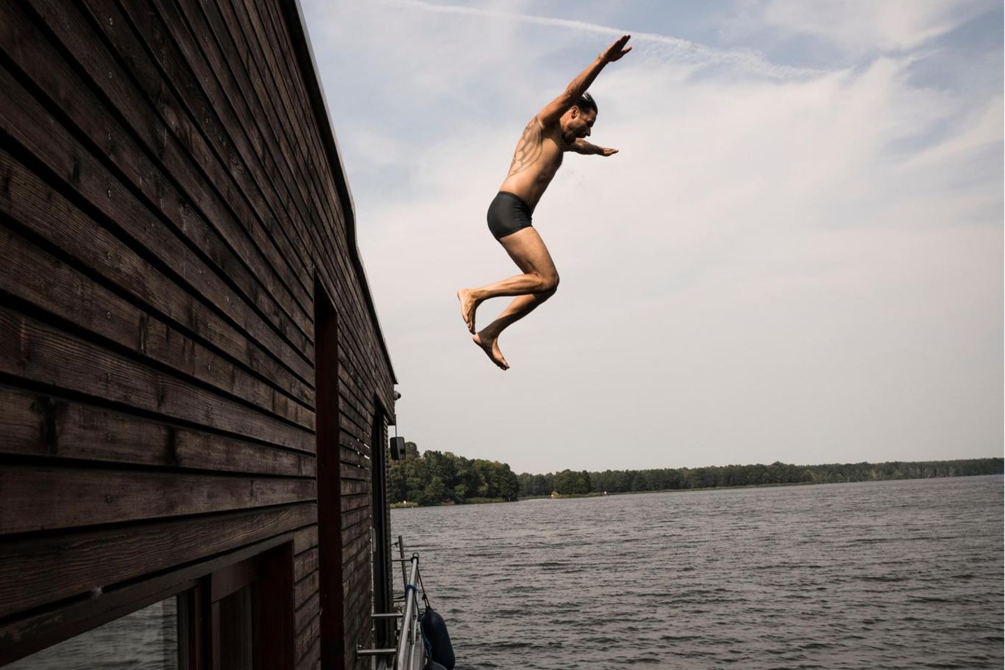 Rooftop-Hopping: Fotograf Malte Jäger stürzt sich gelegentlich von seinem Bootsdach und taucht zum Beispiel in den knapp drei Kilometer langen Seddinsee an der südöstlichen Stadtgrenze von Berlin