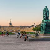 Nichts hat mich so sehr geprägt wie meine Kindheit im Kraichgau, im Dreieck zwischen Karlsruhe, Heilbronn und Heidelberg. Fast jeder hatte dort ein »Stückle«, sein eigenes Gärtchen, meist eine Streuobstwiese. Dort wurde gefeiert, und zur Ernte im Herbst haben alle Nachbarn mit angepackt. Als Jugendliche war für uns »Das Feschd« die logische Fortentwicklung, ein Open-Air-Festival, bei dem in Karlsruhe für ein paar Tage Woodstock-Feeling aufkam und Bands wie Seeed und Ska-P die Ordnung durcheinanderbrachten. Und heute? Kann sich mein norddeutscher Freundeskreis über den Dialekt der Gegend amüsieren, den ich gut imitieren kann. Und meine selbst gemachten Knöpfle – runde Spätzle – lieben.  Mein Tipp »Obsthof Wenz« in Pfinztal-Söllingen mit vielen regionalen Produkten im Hofladen, obstbauwenz.de  Carla Rosorius, Bildredakteurin 