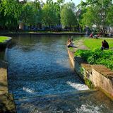 Obwohl ich seit mehr als zehn Jahren in Hamburg lebe, an der großen Elbe, vermisse ich ausgerechnet einen Fluss. Ich komme aus Paderborn. Und dieser Name ist Programm, denn »Born« bedeutet Quelle. Mitten in meiner ostwestfälischen Heimatstadt entsteht ein Fluss aus dem Nichts. Ein Wunder, das Hamburg nicht zu bieten hat. Im PQ – kurz für Paderquellgebiet – sprudelt es in ummauerten Becken, und nur wenige Meter weiter fließt schon ein flottes Gewässer, in dessen Strömung lange Algen wedeln. Nach vier Kilometern ist aber schon alles wieder vorbei, die Pader wird von der Lippe geschluckt. Provinzstädte müssen sich anstrengen, einen Superlativ zu finden, mit dem sie sich schmücken können. Hier ist meiner: Die Pader, das ist Deutschlands kürzester Fluss. Am schönsten ist sie am Rothoborn. Da hat man einen guten Blick auf den Domturm. Und ab und an huscht eine Nonne vorbei. Oder vielleicht sogar ein Weihbischof.  Mein Tip: Das original »Paderborner Landbrot« mit kastanienbrauner Kruste bekommt man bei »Klokes Backkunst« in der Geroldstraße 20  Joachim Telgenbüscher, Redaktionsleiter
