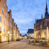 Ich komme aus Dörenthe, einem Dorf im Tecklenburger Land, das heute zu Ibbenbüren gehört. Etwa 30 Fahrminuten sind es von dort bis Osnabrück, das für mich mal die große weite Welt war. Als Kind habe ich den historischen Weihnachtsmarkt bei der Marienkirche (Foto) sehr geliebt. Jedes Jahr war ich mit meinem Vater dort, um eine neue Figur für unsere Krippe zu kaufen. Als Jugendliche waren dann die Lieblingsclubs »Hyde Park« und »Kleine Freiheit« interessanter, in denen immer noch aufgelegt wird. Mit 19 bin ich nach Hamburg gezogen, von hier aus kommt mir nun Osnabrück wie eine Kleinstadt vor. Aber wenn ich nach Hause fahre, die Landschaft hügeliger wird und ich den Teutoburger Wald sehe, stellt sich das Heimatgefühl spätestens wieder ein.  Mein Tipp: Picknick im Schlossgarten in der Innenstadt, von den Leuten hier liebevoll »SchloGa« genannt. osnabruecker-land.de  Eva Mitschke, Grafische Leitung