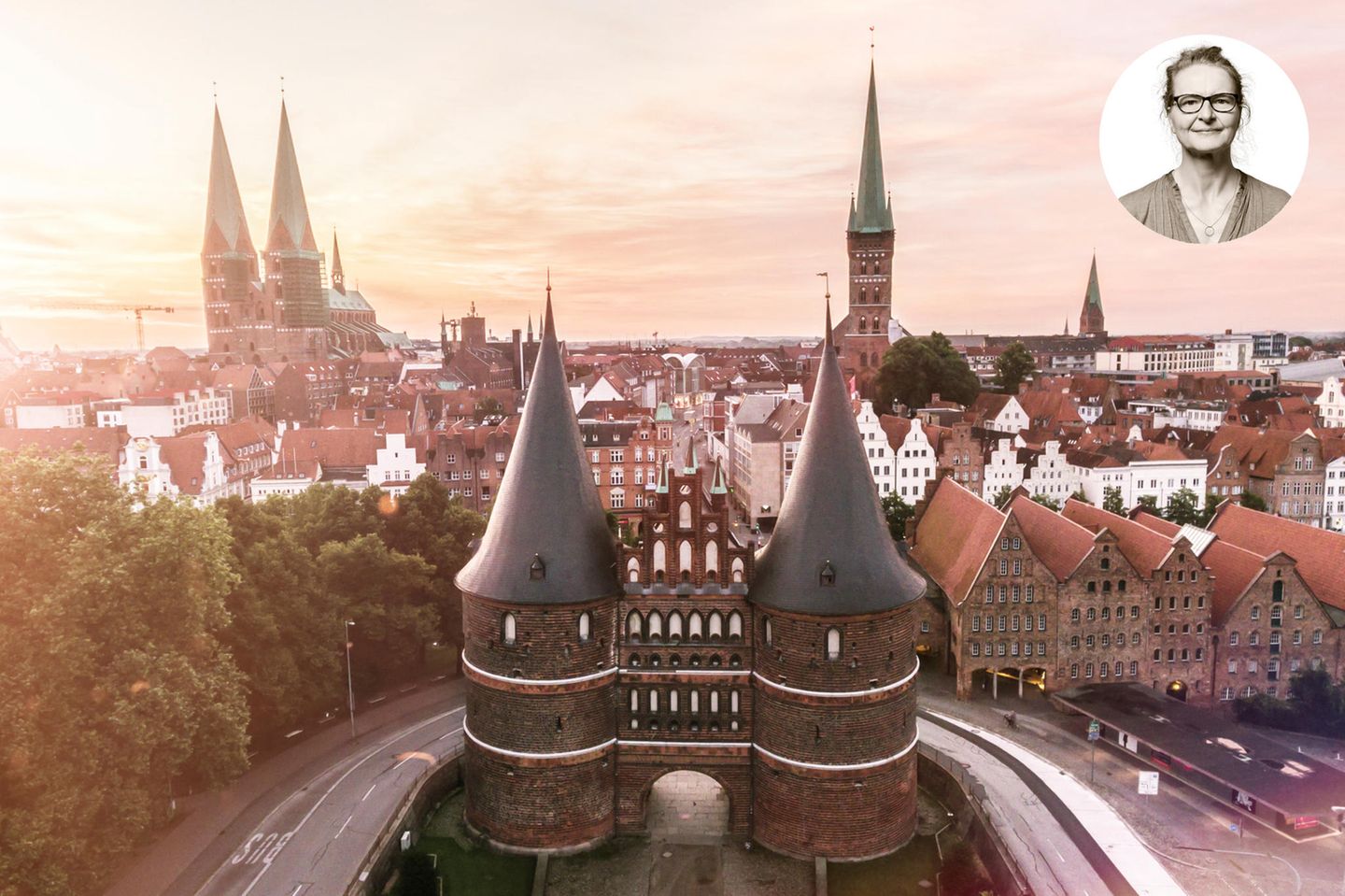 Backsteingotik und natürlich Marzipan. Das fällt mir als Erstes ein, wenn ich an meine Geburtsstadt denke, die Heimat meiner Eltern und Großeltern, in der noch heute viele Verwandte wohnen. Meine ersten Kindheitsjahre habe ich südwestlich der von der Trave umspülten Altstadtinsel verbracht. Seit 1987 steht sie auf der Welterbeliste der UNESCO. Ihre mittelalterliche Silhouette mit den mächtigen Kirch- und Tortürmen ist einzigartig – und kündet vom Stolz der Hansekaufleute, die von hier aus einst Geschäfte mit dem gesamten Ost- und Nordseeraum machten. Kurzum: Backstein heißt für mich Heimat. Und so wohne ich auch in Hamburg hinter historischen Fassaden: rotem Klinker aus den 1920er-Jahren.  Mein Tipp: Statt des berühmten Niederegger Marzipans mal das von Mest probieren – nicht wenige Einheimische schwören darauf. Ladengeschäft auf der Altstadtinsel, mest.de  Anja Fries, Textredakteurin