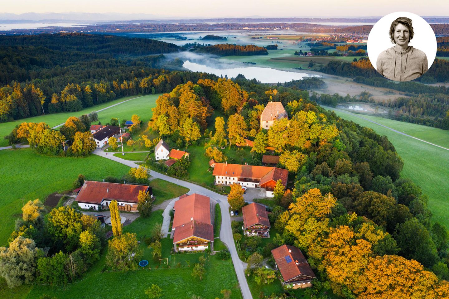 Wer aus München kommt, haut gern ab. Denn die Stadt ist so klein, dass man sogar mit dem Rad ratzfatz ihren Rand erreicht, wo die Stadt ins Grüne ausfranst und bei schönem Föhnwetter die Alpen so nahe stehen, dass sie über alle Hügel und Anstiege hinweg locken. In eineinhalb Stunden war ich immer am Ziel, im Harmatinger Weiher. Wenn ich Glück hatte, zirpten die Grillen noch. Im Pulk der Einheimischen spülte ich meinen Schweiß davon, rechts grüßend, links plaudernd, ratschte mit Bauern, Urlaubern oder der Familie von Albert von Schirnding, die bis heute im Schloss Harmating aus dem 13. Jahrhundert wohnt. Nach dem Bad war der letzte Hügel zum »Gasthaus Holzheu« die größte Herausforderung. Die kleine Wirtschaft hatte Tische und Stühle in der Wiese stehen: die Küche grundehrlich, das Bier kalt, die Berge am Horizont. Irgendwann am Abend trudelte ich wieder in München ein. Auch dafür war Harmating perfekt. Von dort ging es nur noch bergab.  Mein Tipp »Gasthaus Holzheu«, zwischen Wolfratshausen und Holzkirchen, nur auf Facebook  Katja Senjor, Textredakteurin