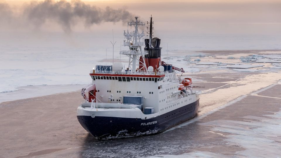 Das deutsche Forschungsschiff Polarstern auf der Sommer-Expedition 2015 in der zentralen Arktis