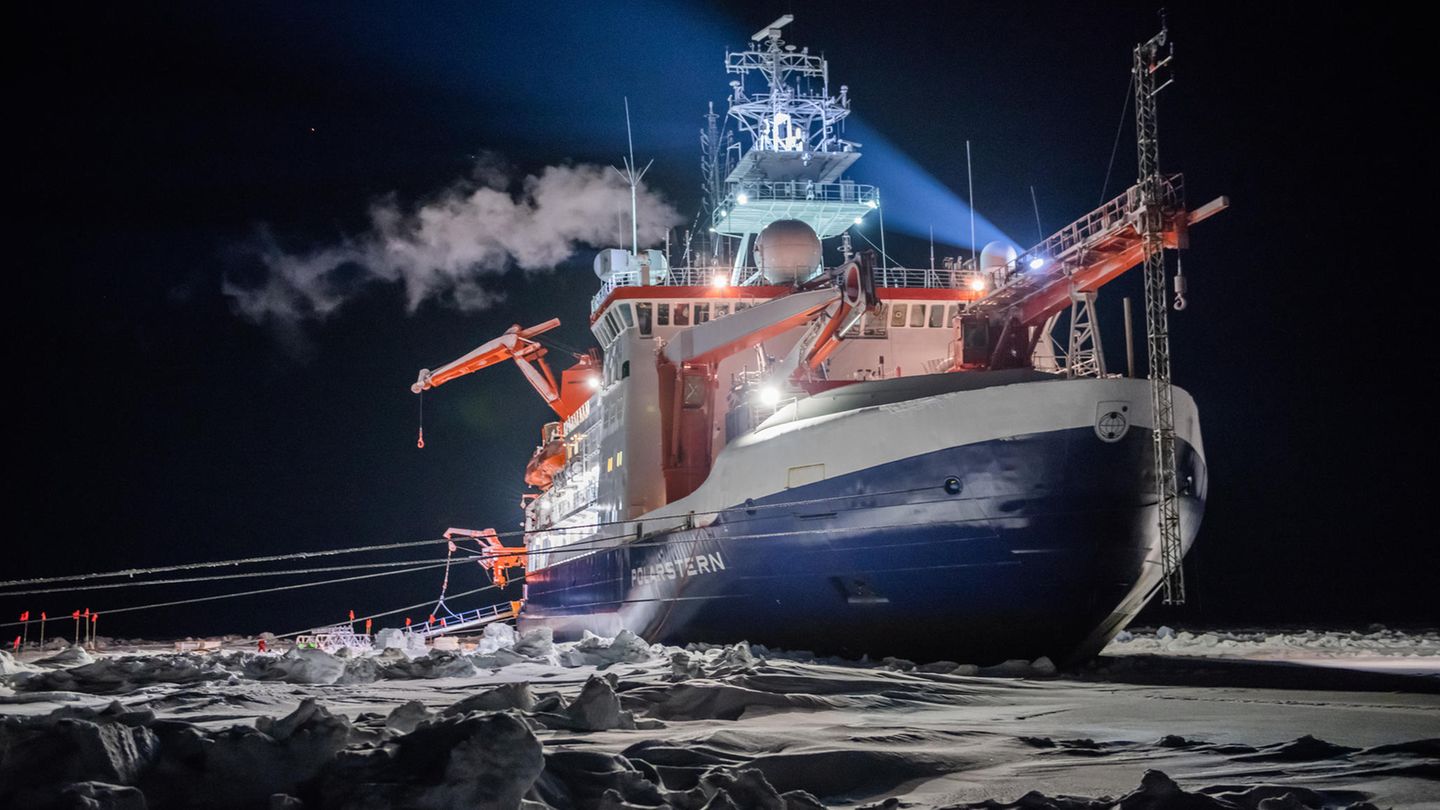 Das deutsche Forschungsschiff Polarstern in der zentralen Arktis