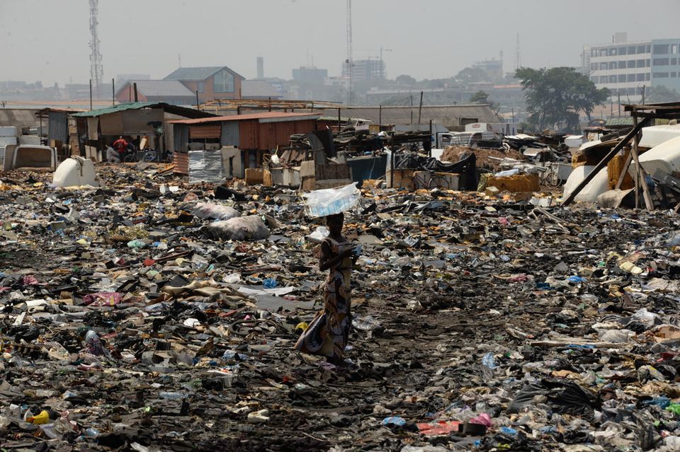 Frau in Ghana auf einer Mülldeponie