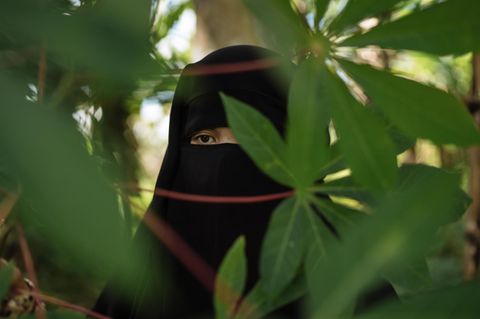 Feida nennt sich die junge Frau, die ihr Gesicht mit einem Nikab verdeckt. Sie schenkte den Islamisten Glauben und rekrutierte Freunde und Bekannte - mehrere Dutzend Menschen, die für die Terrorgruppe in den Kampf zogen und ihr Leben ließen