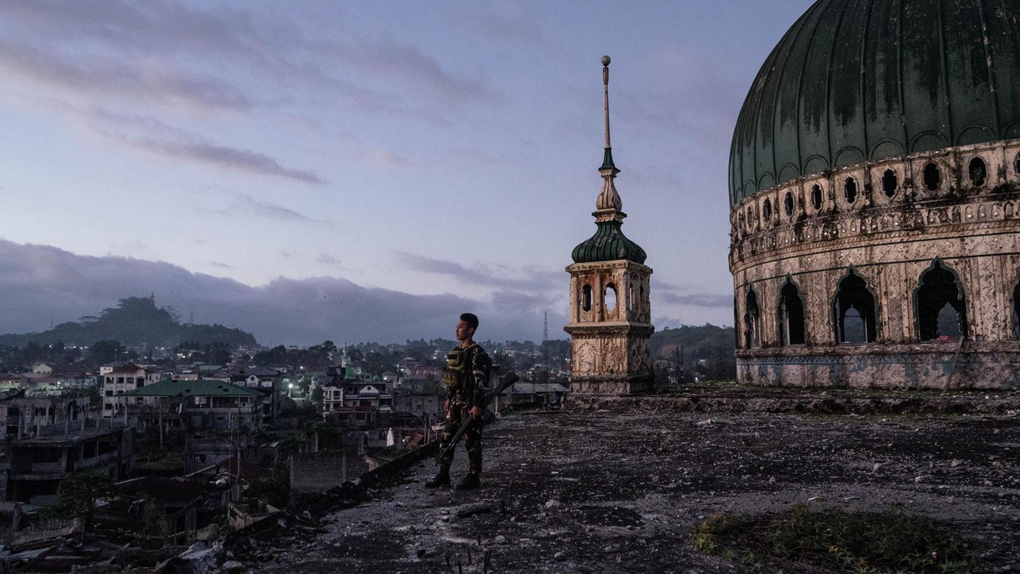 Ein Soldat hält Wache vor der zerstörten Großen Moschee von Marawi. Gut 200 000 Menschen lebten in der Stadt, als Islamisten sie im Mai 2017 einnahmen. Die philippinischen Streitkräfte bombardierten Marawi, und die meisten Bewohner flohen