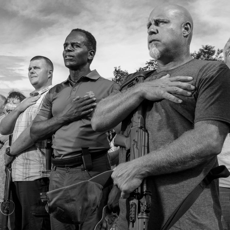 Ungewöhnliche Einheit: Chuck Smith (M.) ist gegen illegale Einwanderer und für Waffenbesitz – und will Generalstaatsanwalt von Virginia werden. Hier leistet er mit weißen Milizionären den Fahneneid