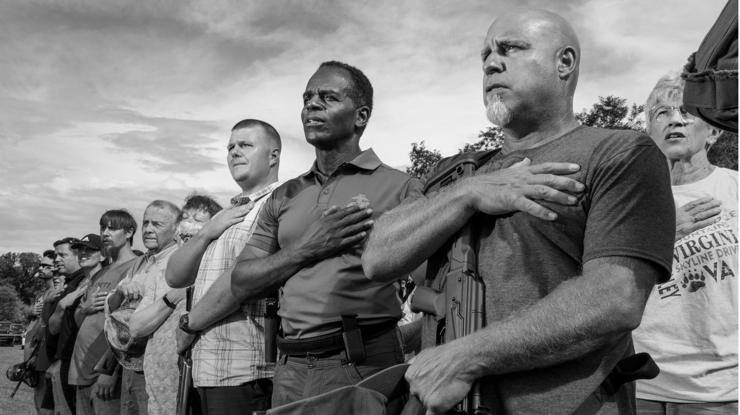 An armed Militia muster in the city of Front Royal, Virginia, organized by the Oath Keepers, a Far-Right militant group which has recruited thousands of active and former American police officers, soldiers, and veterans. The Oath Keepers are currently b... Ungewöhnliche Einheit: Chuck Smith (M.) ist gegen illegale Einwanderer und für Waffenbesitz – und will Generalstaatsanwalt von Virginia werden. Hier leistet er mit weißen Milizionären den Fahneneid