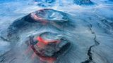 Seit März 2021 ist auf Island wieder ein Vulkan aktiv: Der Fagradalsfjall liegt nur 20 Minuten von Reykjavík entfernt und zieht seither massenhaft das mediale und touristische Interesse auf sich. Im weiter östlich gelegenen Naturschutzgebiet Fjallabak liegt der letzte Ausbruch hingegen mehrere hundert Jahre zurück. Hier prägen die von Mineralien durchzogenen Berge das Landschaftsbild. Hinter den roten Flecken auf dem Bild steckt dabei nicht etwa frische Lava, wie der Fotograf Fran Rubia erklärt: „Als ich die Drohne für einen Aufklärungsflug anhob, war ich überrascht von der großen Menge an Eisenoxid in den Vulkanen“. Mit seinem Foto gewann er die Kategorie „Landscapes, Waterscapes, and Flora“.