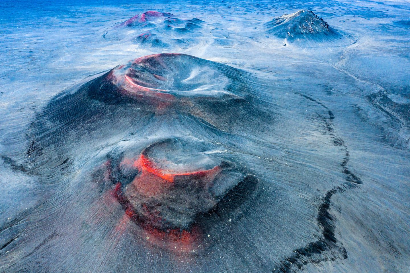 Big Picture 2021: Seit März 2021 ist auf Island wieder ein Vulkan aktiv: Der Fagradalsfjall liegt nur 20 Minuten von Reykjavík entfernt und zieht seither massenhaft das mediale und touristische Interesse auf sich. Im weiter östlich gelegenen Naturschutzgebiet Fjallabak liegt der letzte Ausbruch hingegen mehrere hundert Jahre zurück. Hier prägen die von Mineralien durchzogenen Berge das Landschaftsbild. Hinter den roten Flecken auf dem Bild steckt dabei nicht etwa frische Lava, wie der Fotograf Fran Rubia erklärt: „Als ich die Drohne für einen Aufklärungsflug anhob, war ich überrascht von der großen Menge an Eisenoxid in den Vulkanen“. Mit seinem Foto gewann er die Kategorie „Landscapes, Waterscapes, and Flora“. Seit März 2021 ist auf Island wieder ein Vulkan aktiv: Der Fagradalsfjall liegt nur 20 Minuten von Reykjavík entfernt und zieht seither massenhaft das mediale und touristische Interesse auf sich. Im weiter östlich gelegenen Naturschutzgebiet Fjallabak liegt der letzte Ausbruch hingegen mehrere hundert Jahre zurück. Hier prägen die von Mineralien durchzogenen Berge das Landschaftsbild. Hinter den roten Flecken auf dem Bild steckt dabei nicht etwa frische Lava, wie der Fotograf Fran Rubia erklärt: „Als ich die Drohne für einen Aufklärungsflug anhob, war ich überrascht von der großen Menge an Eisenoxid in den Vulkanen“. Mit seinem Foto gewann er die Kategorie „Landscapes, Waterscapes, and Flora“.