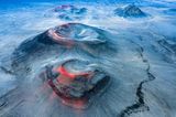 Seit März 2021 ist auf Island wieder ein Vulkan aktiv: Der Fagradalsfjall liegt nur 20 Minuten von Reykjavík entfernt und zieht seither massenhaft das mediale und touristische Interesse auf sich. Im weiter östlich gelegenen Naturschutzgebiet Fjallabak liegt der letzte Ausbruch hingegen mehrere hundert Jahre zurück. Hier prägen die von Mineralien durchzogenen Berge das Landschaftsbild. Hinter den roten Flecken auf dem Bild steckt dabei nicht etwa frische Lava, wie der Fotograf Fran Rubia erklärt: „Als ich die Drohne für einen Aufklärungsflug anhob, war ich überrascht von der großen Menge an Eisenoxid in den Vulkanen“. Mit seinem Foto gewann er die Kategorie „Landscapes, Waterscapes, and Flora“.