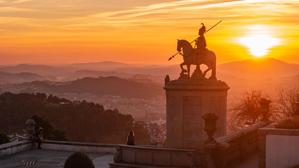 Die Wallfahrtskirche des Bom Jesus do Monte von Braga zählt zum Weltkulturerbe des Unesco und bietet zu jeder Tageszeit einen wunderschönen Ausblick