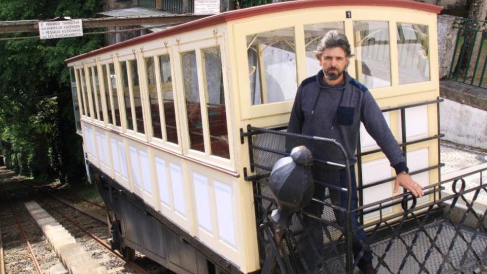 Bruno Coroas kümmert sich um eine reibungslose Fahrt der ältesten Wasserballast-Standseilbahn der Welt