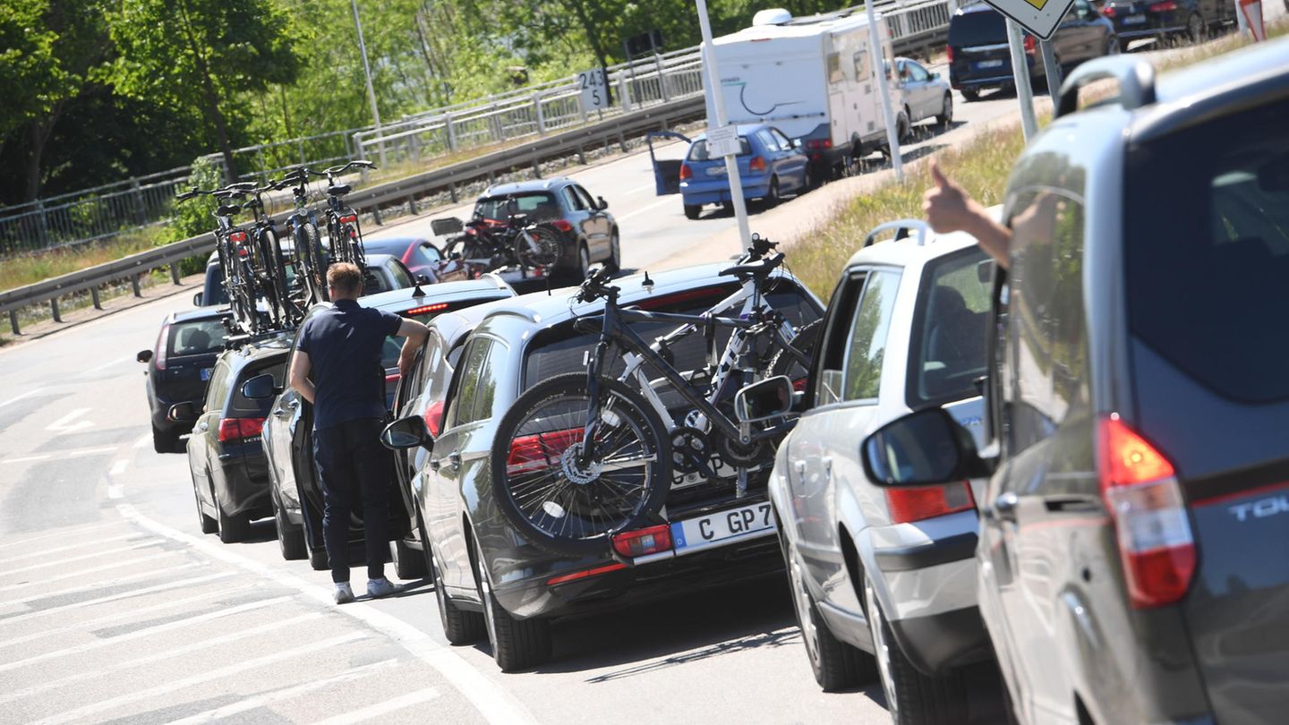 Stau vor der Peenebrücke