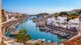 Blick auf den Hafen in der Altstadt von Ciutadella, Menorca