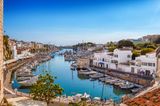 Blick auf den Hafen in der Altstadt von Ciutadella, Menorca
