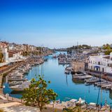Blick auf den Hafen in der Altstadt von Ciutadella, Menorca