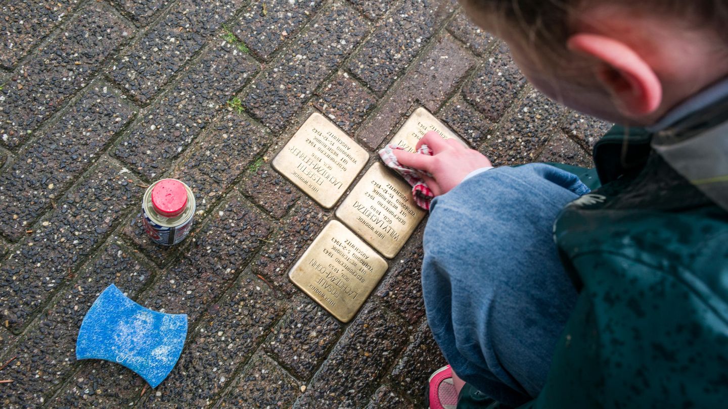 Anleitung: Stolpersteine putzen – so geht's