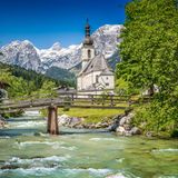 Berühmte Pfarrkirche St. Sebastian im Dorf Ramsau