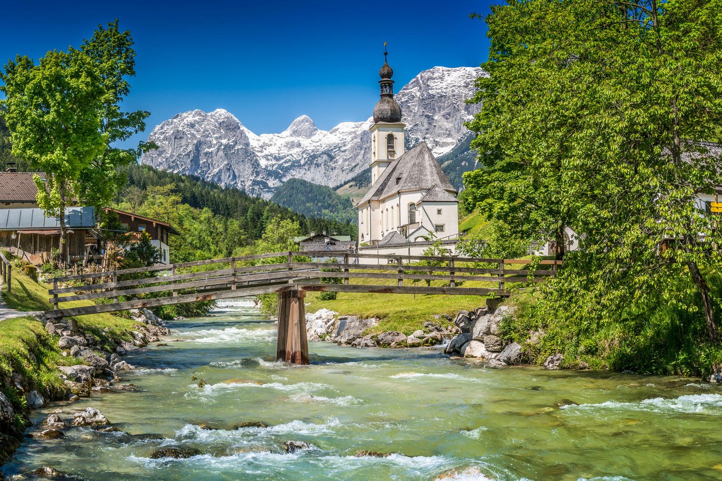 Berühmte Pfarrkirche St. Sebastian im Dorf Ramsau