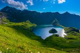 Schrecksee in den Alpen, umgeben von grünen Wiesen