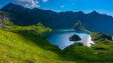 Schrecksee in den Alpen, umgeben von grünen Wiesen