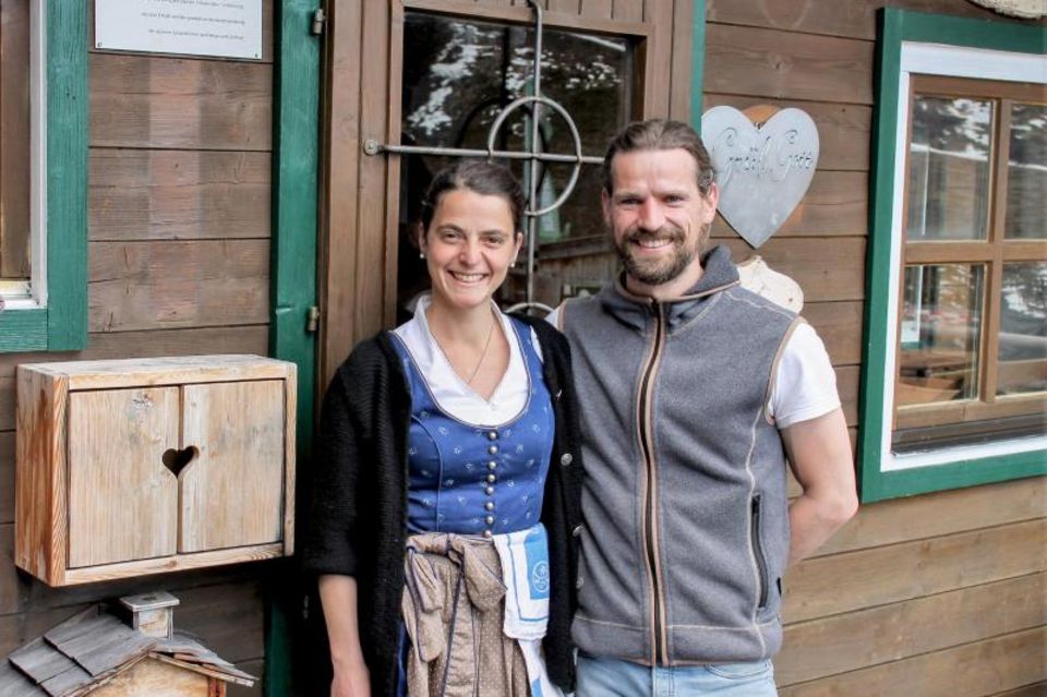 Alpen: Die Hüttenwirte Johanna Buß und Tom Gaaß begrüßen wieder Gäste auf der Hochwildalm bei Kitzbühel Die Hüttenwirte Johanna Buß und Tom Gaaß begrüßen wieder Gäste auf der Hochwildalm bei Kitzbühel