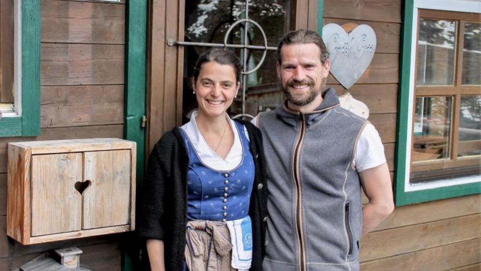 Die Hüttenwirte Johanna Buß und Tom Gaaß begrüßen wieder Gäste auf der Hochwildalm bei Kitzbühel