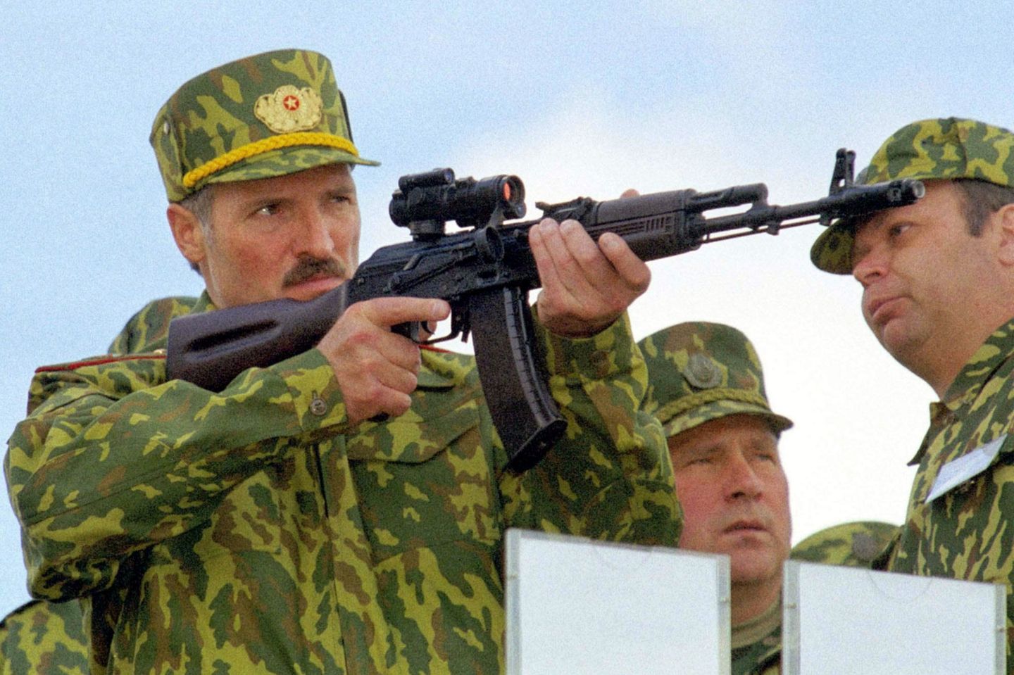 Im Visier: Der belarussische Machthaber Alexander Lukaschenko lässt sich bei einer militärischen Übung 2001 mit einem Gewehr im Anschlag fotografieren