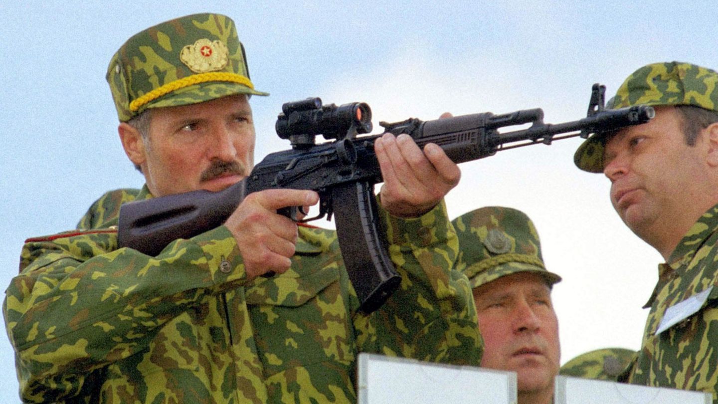 Im Visier: Der belarussische Machthaber Alexander Lukaschenko lässt sich bei einer militärischen Übung 2001 mit einem Gewehr im Anschlag fotografieren