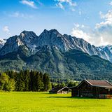 Die Zugspitze, von Grainau/Garmisch-Partenkirchen aus gesehen, an einem sonnigen Sommertag
