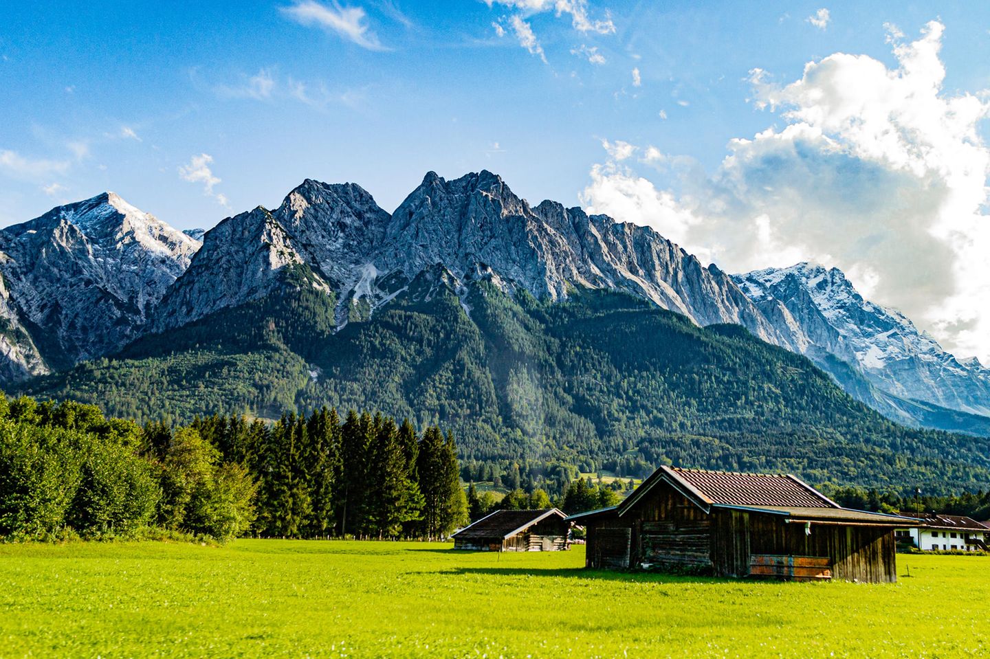 Die Zugspitze, von Grainau/Garmisch-Partenkirchen aus gesehen, an einem sonnigen Sommertag