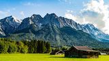 Die Zugspitze, von Grainau/Garmisch-Partenkirchen aus gesehen, an einem sonnigen Sommertag