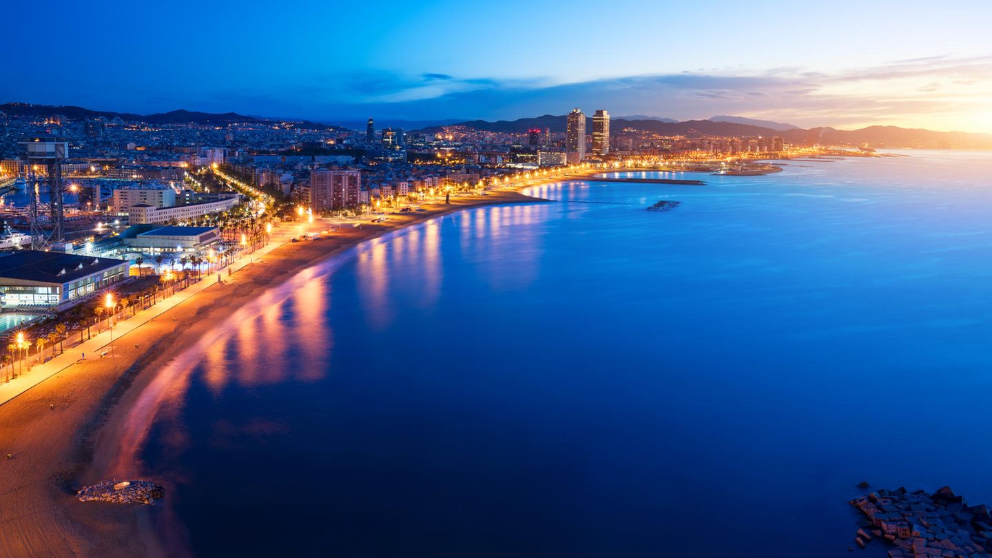 Beleuchtete Küste vor Barcelona bei Nacht