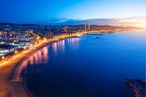 Beleuchtete Küste vor Barcelona bei Nacht