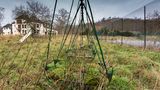 Lost Places: Dieser Ort könnte als Filmkulisse dienen. Auf dem verlassenen Gelände eines Hotels in Frankreich warten die verlassenen Spielgeräte noch immer Tag für Tag auf Besuch. Hotel, Frankreich