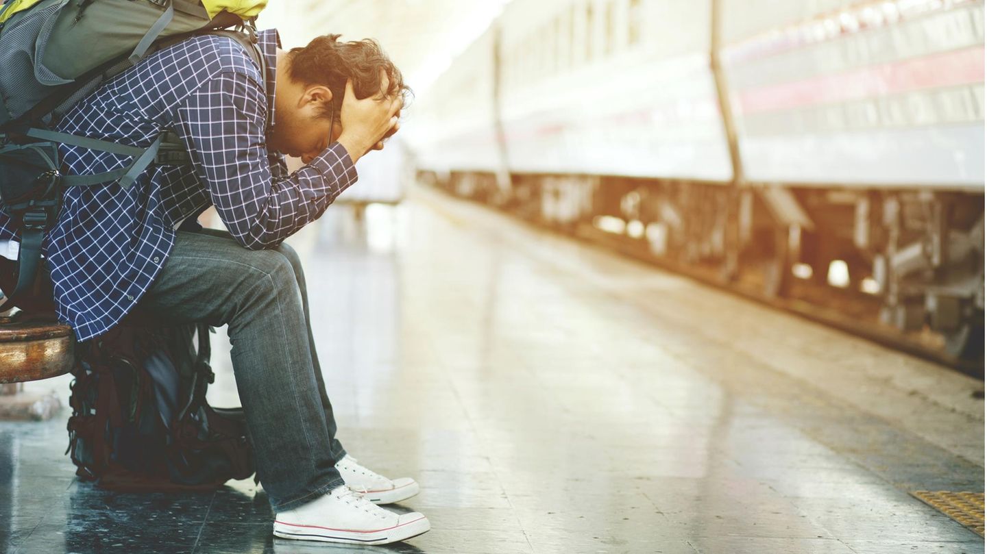 Mann am Bahnhof leidet unter Reiseübelkeit
