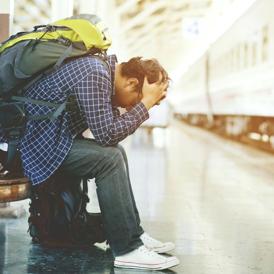 Mann am Bahnhof leidet unter Reiseübelkeit