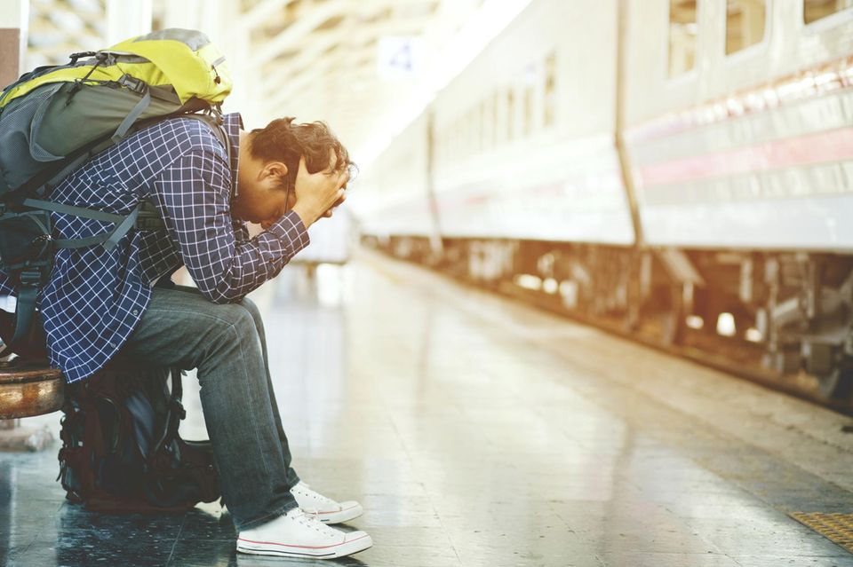 Mann am Bahnhof leidet unter Reiseübelkeit