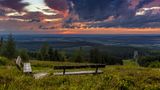 Blick vom Erbenskopf – zwei Bänken stehen in der grünen Landschaft
