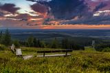 Blick vom Erbenskopf – zwei Bänken stehen in der grünen Landschaft