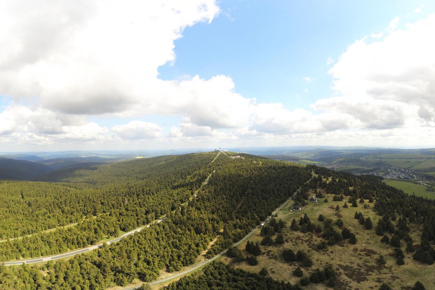 Luftsicht auf den Fichtelberg in Sachsen
