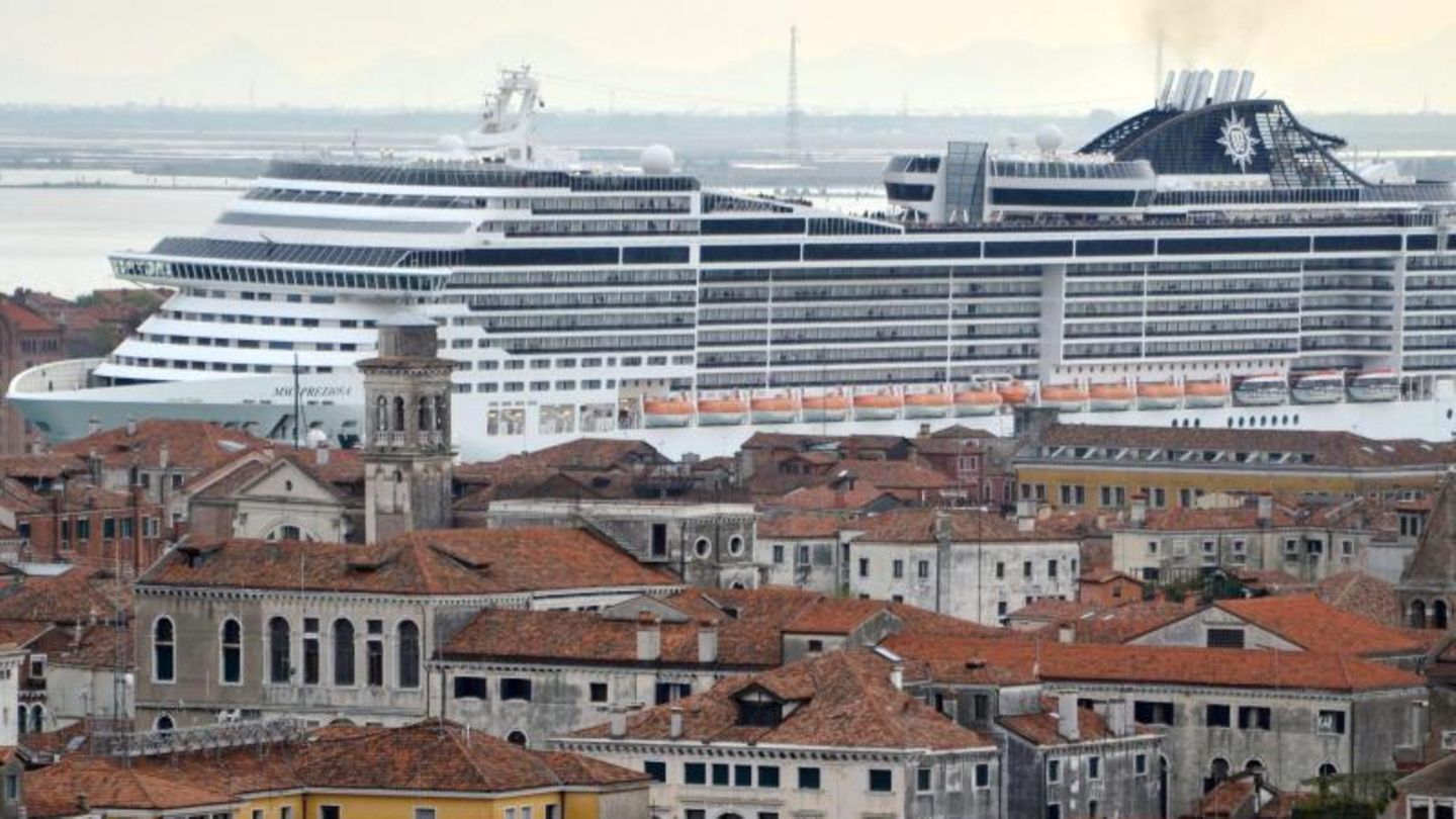 Kreuzfahrtschiff in Venedig