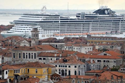 Kreuzfahrtschiff in Venedig