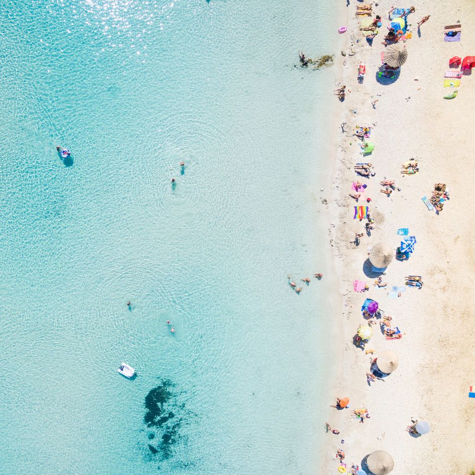 Luftbild von oben auf einen Strand am Mittelmeer Luftbild von oben auf einen Strand am Mittelmeer