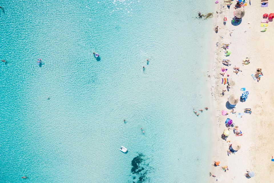 Luftbild von oben auf einen Strand am Mittelmeer